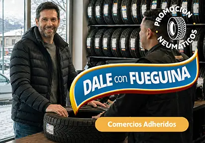 Hombre compra cubiertas nuevas para el invierno con Tarjeta Fueguina